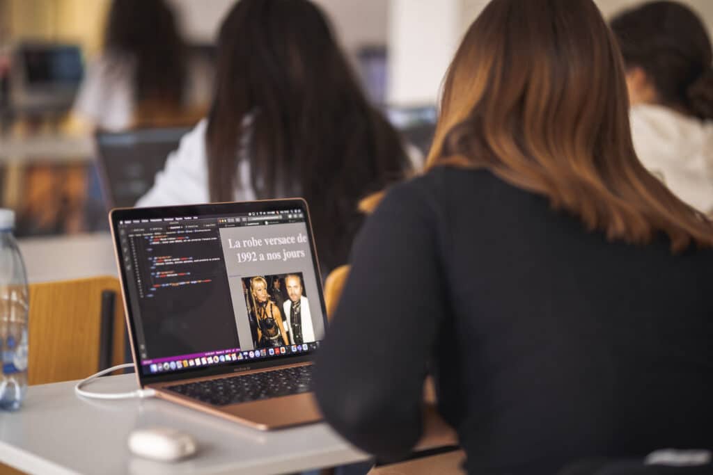 En partenariat avec Epitech, les étudiants de 1re année de l’ISEG apprennent les rudiments du code, découvrez le Summer Code Camp !