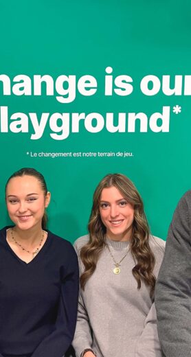 Deux étudiantes et deux étudiants posent devant un fond vert surlequel est écrit en blanc la devise de l'ISEG : Change is our Playground.