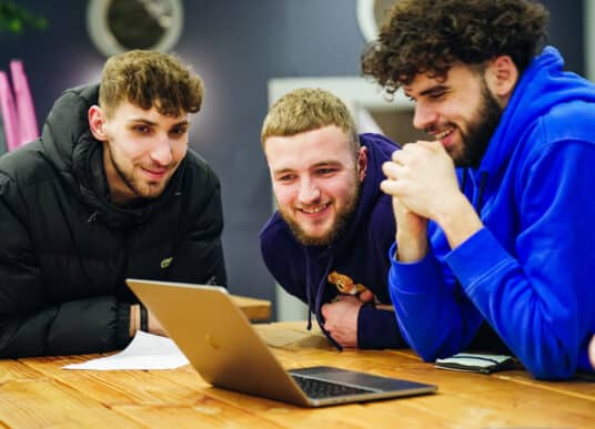 Des étudiants participent au concours TOUS HANSCENE®