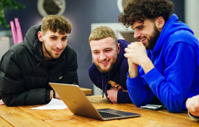 Des étudiants participent au concours TOUS HANSCENE®