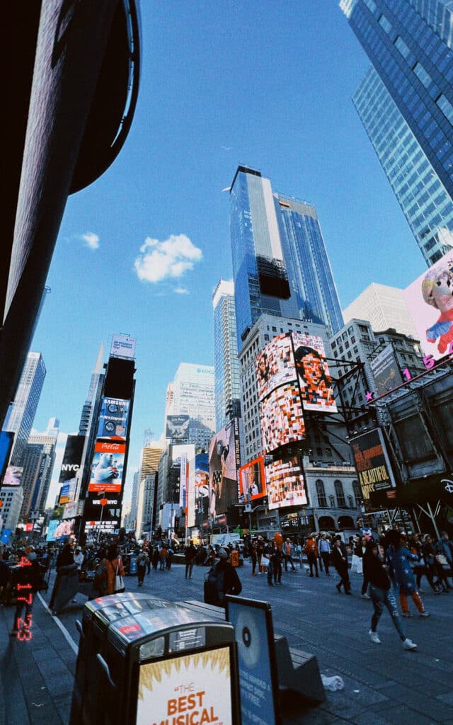 notre étudiante à time square