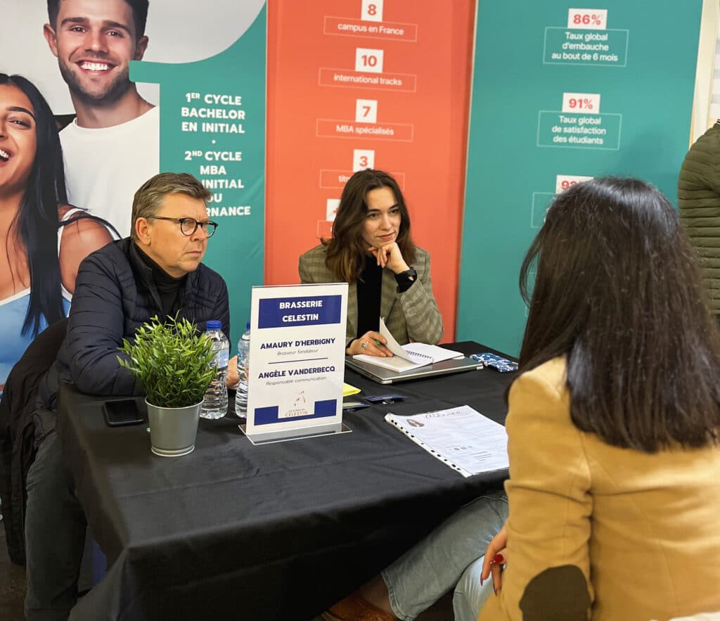 Etudiante en train d'échanger avec des professionnels lors de notre Career Meeting