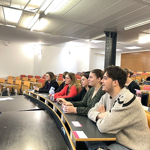 Etudiants en train de poser des questions pendant un conférence