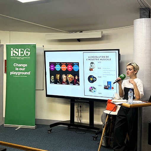 Lola Solia en pleine conférence