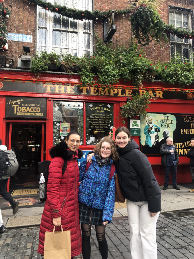 Coline, Jehanne et Sarah devant le Temple Bar à Dublin