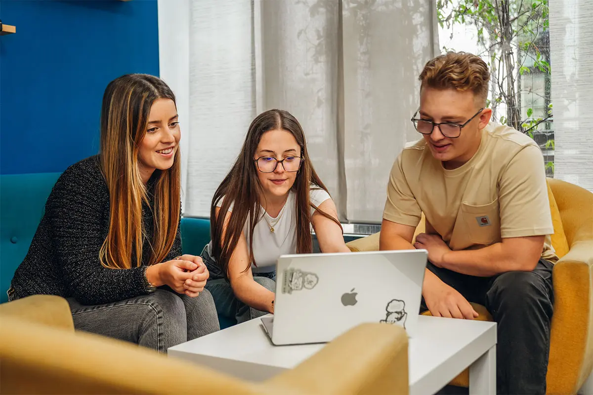 Des étudiants de l'ISEG travaillant sur un ordinateur portable