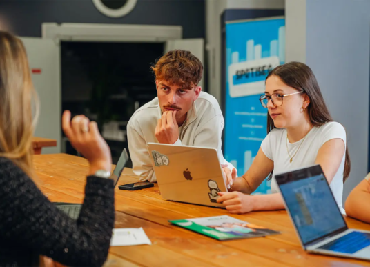 Pourquoi faire un Master ou MBA communication en alternance ?