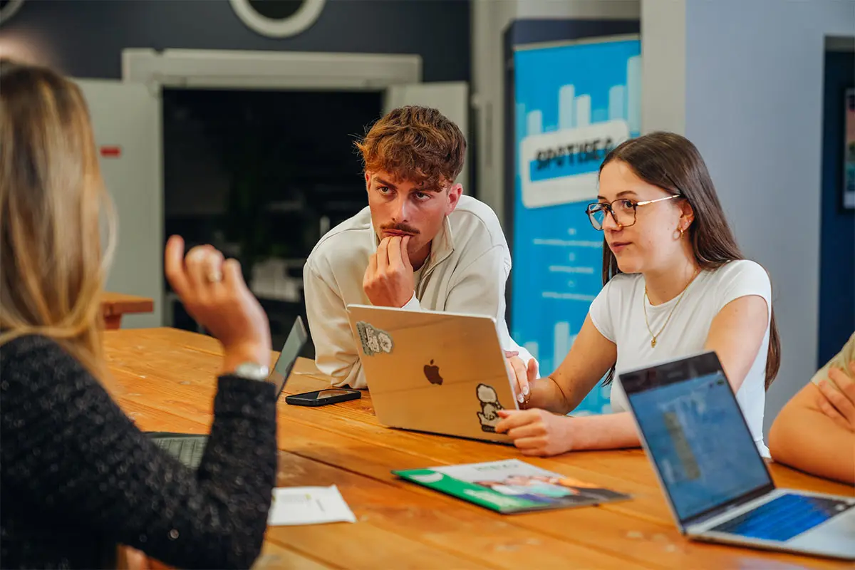Pourquoi faire un Master ou MBA communication en alternance ?