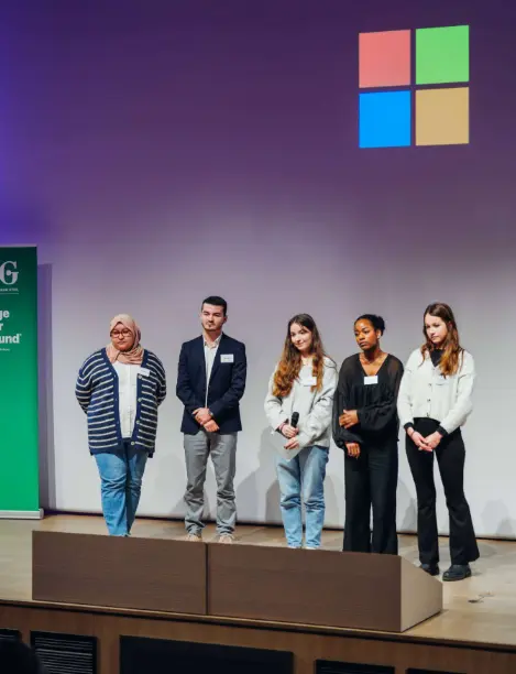 Aleyna, Edgar, Léa, Winona et Bérenice lors de la finale du challenge national de l'ISEG chez Microsoft