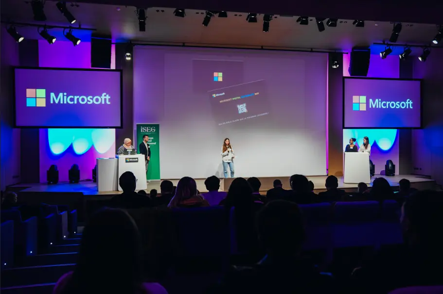 Aleyna, Edgar, Léa, Winona et Bérenice lors de la finale du challenge national de l'ISEG chez Microsoft