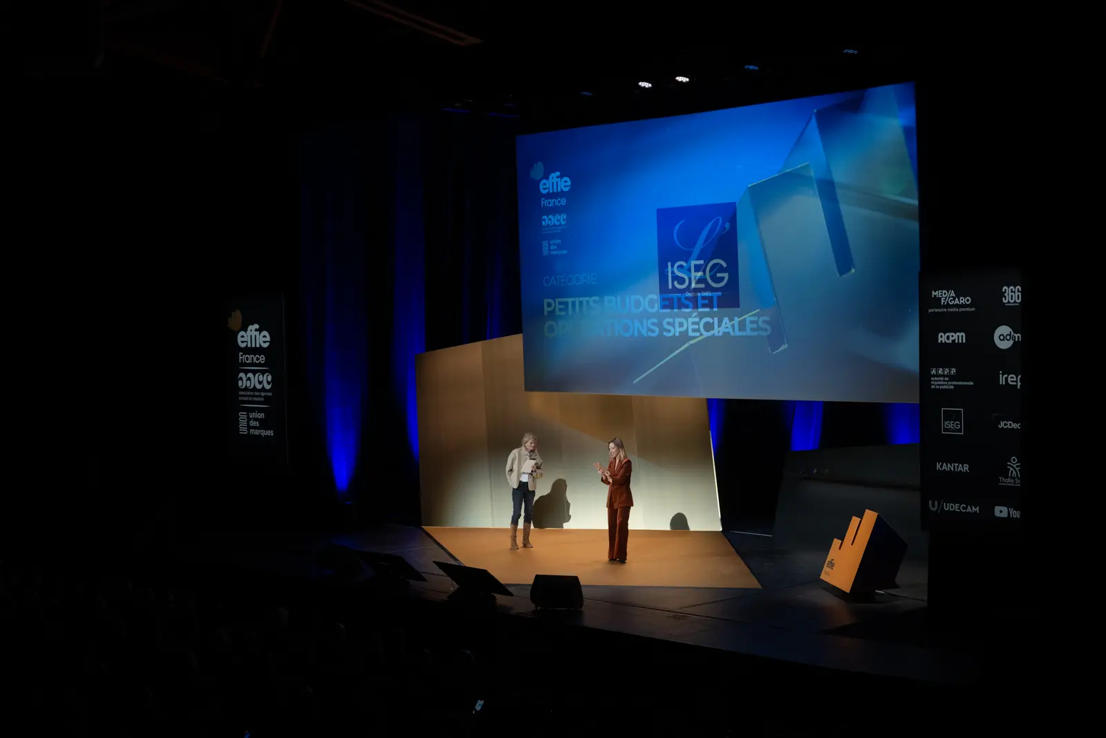 La scène des Effie France 2025 pendant la remise du prix de la catégorie Petits budgets et opérations spéciales